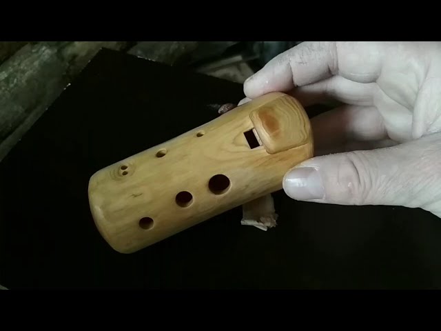 Make a wooden ocarina form a branch of the forest. Výroba dřevěné okaríny z větve sebrané v lese.