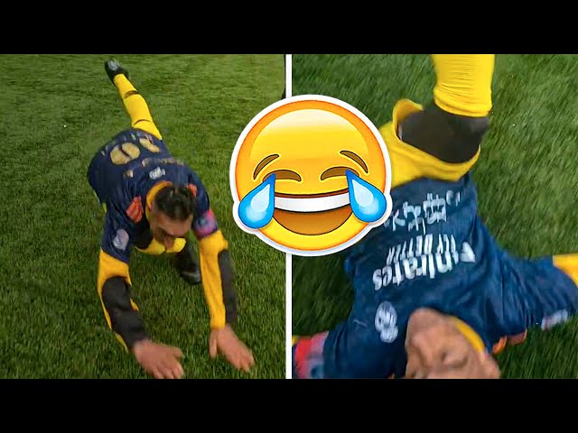 COMEDY MOMENTS IN FOOTBALL 😂🤣 FUNNIEST FAILS