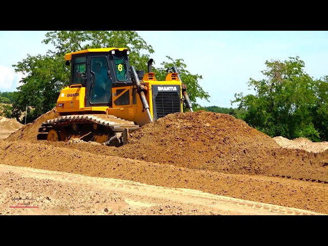 Operating Machinery Shantui Bulldozer Pushing Arrange Soil Equipment