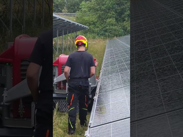Moritz Geräteteäger mit Humus  AFLR 1800 Frontkreiselmähwerk bei der Pflege einer Photovoltaikanlage