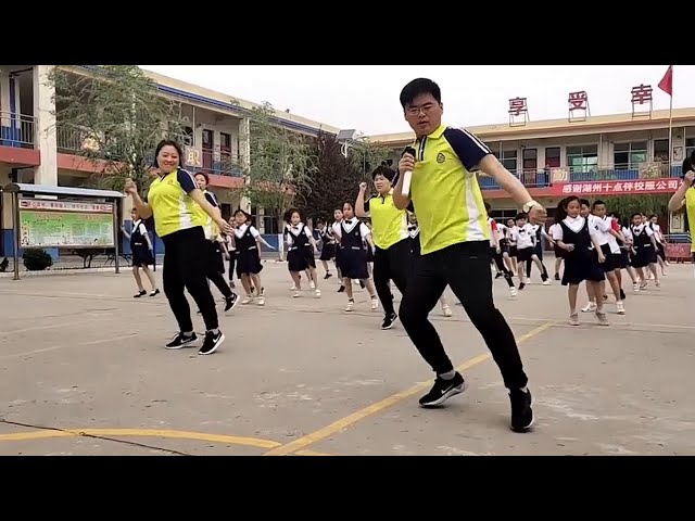 교장 선생님의 셔플댄스 Shuffle dance of school principal 校园鬼步舞 上了央视节目还到首都北京天安门跳