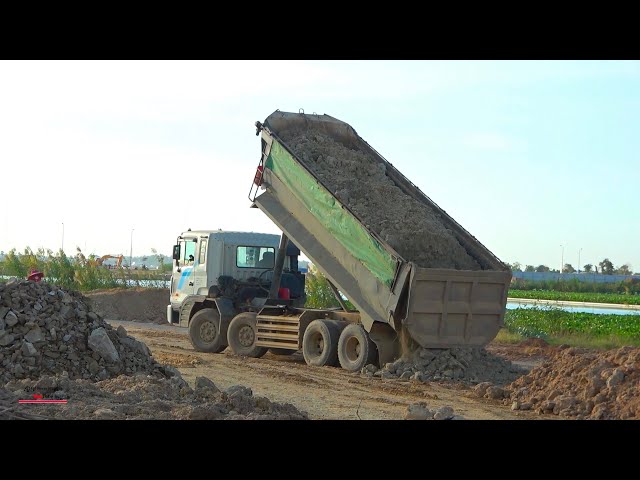 Super Strong Operating Equipment Truck Dumper Soil Spread Working With Komats'u Bulldozer