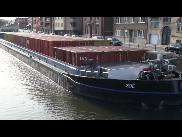 vrachtschip ZOË  - stuurhut omlaag - op het kanaal Brussel-Charleroi