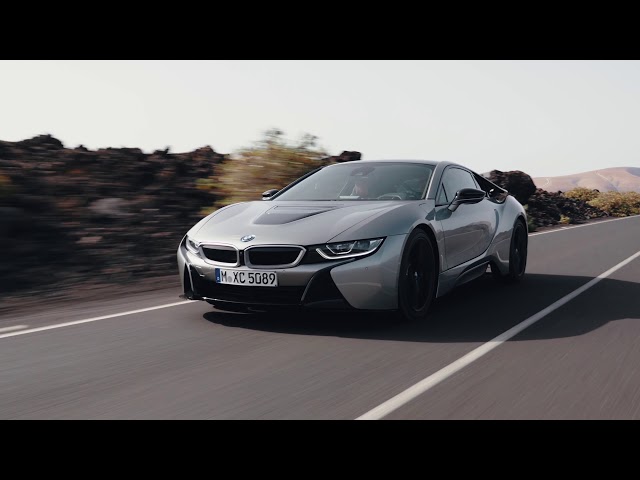Clip: The new BMW i8 Roadster and the new BMW i8 Coupé.