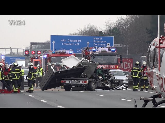 23.03.2021 - VN24 - Small flatbed truck collides with semitrailer - rescue helicopter in action