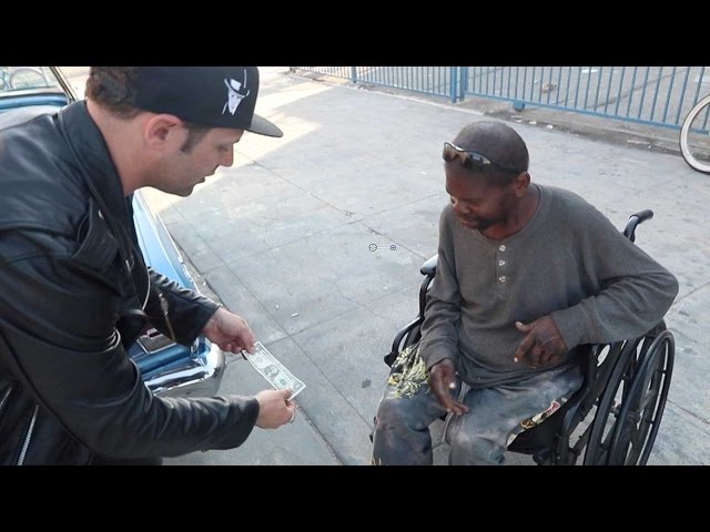 Magician makes money for homeless 💵  -Julien Magic