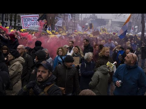 Demonstration gegen Corona-Pass in Rotterdam: "Unbeschwert jung sein"
