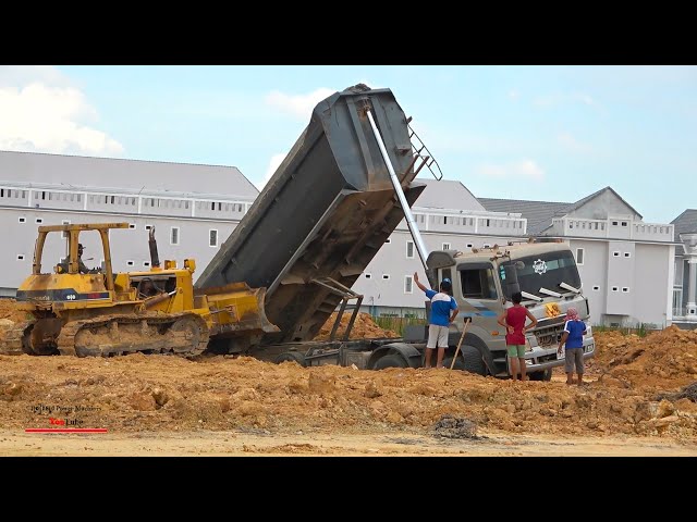 Incredible Heavy Duty Soils Truck Getting Recovery Of Deadlock With Bulldozer Operators