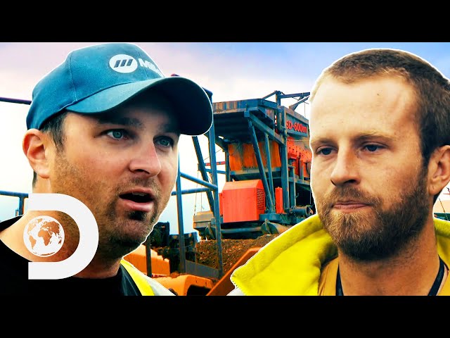 Parker's Right Hand Man Loses His Cool With A Crewmate! | Gold Rush