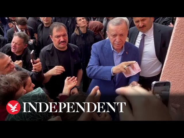 Turkey Elections: Erdoğan hands cash to crowd outside polling station
