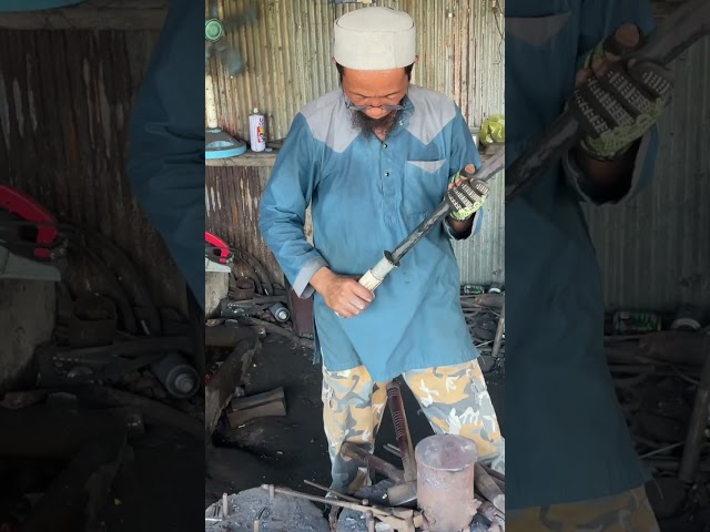FORGING A SWORD FROM A RUSTY CHAINSAW BAR  @AmazingKKDaily
