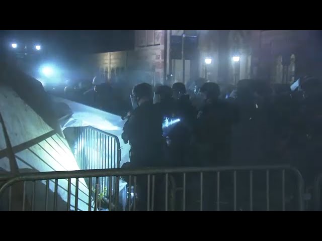 Police move in, begin dismantling encampment at UCLA