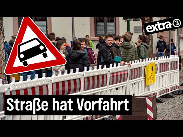 Realer Irrsinn: Abgesperrter Schulhof für Straße in Schönau | extra 3 | NDR