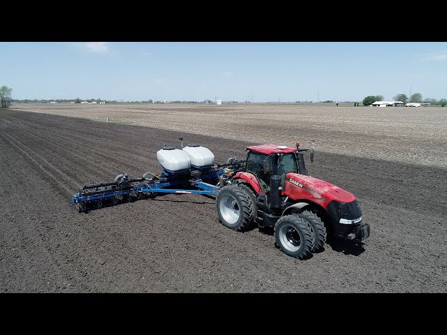 Planting CORN and SOYBEANS on an Illinois farm with Two KINZE Planters!