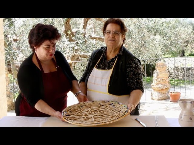 Discover barley flour macaroni called minchiareddhi | Pasta Grannies