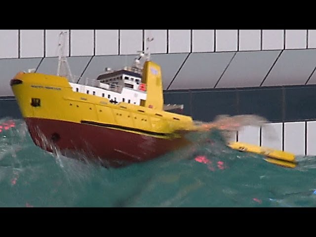 RC Offshore Tug in BIG WAVES - HAPPY HUNTER - Piratenmeer Büsum