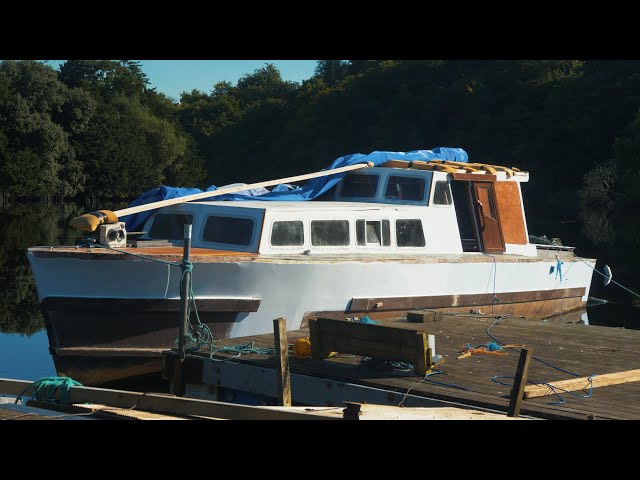 1940 Wooden Boat Liveaboard Journey | Fiberglassing The Roof | Episode 29⚓