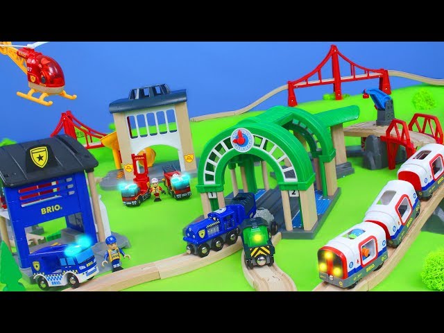 BRIO Züge: Feuerwehrmann, Polizei, Spielzeugautos, Kran & Metro für Kinder