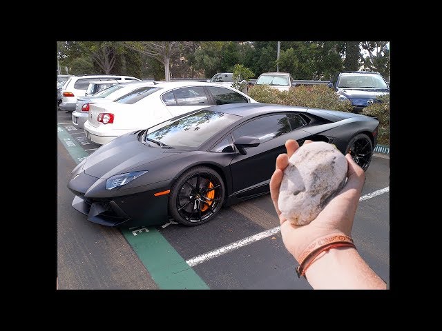verrückter junge wirft Stein auf Lamborghini Aventador