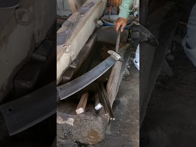 Restoring a heavy rusty machete  @AmazingKKDaily