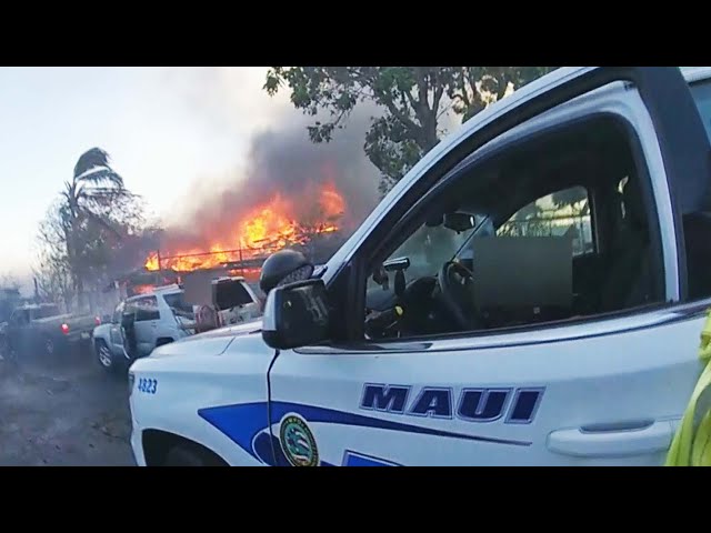 Officers Alert People to Evacuate During Maui Wildfires