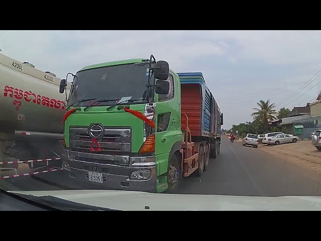 Road bullies in Cambodia (dashcam)