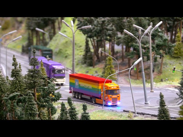 Modellautos und Bagger - Selbstfahrende Autos auf der Eisenbahnanlage im Miniatur Wunderland
