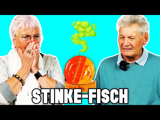 Senioren probieren Stinke-Fisch aus Schweden