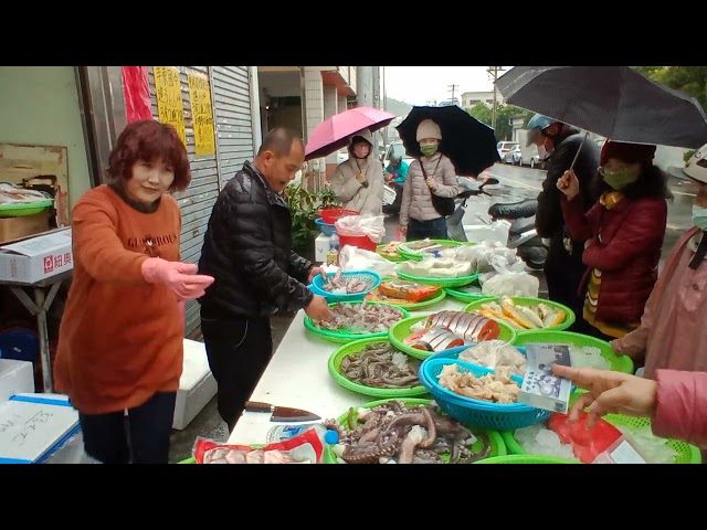 雨越下越大  阿源的衣服都濕掉了 台中市豐原中正公園  海鮮叫賣哥阿源  Taiwan seafood auction