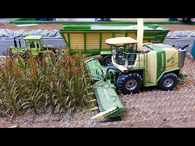 RC Siku Control 32 tractor action at Krone farmworld