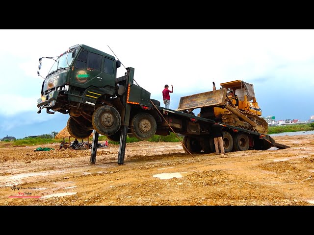 Extremely Dumper Truck Long With Bulldozer Komatsu Unloading Spread Pushing