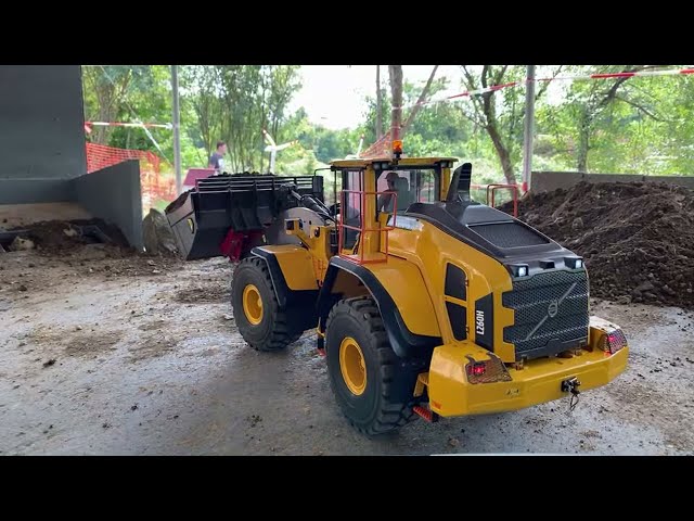 THS VOLVO RC Wheel Loader @ work in uncut close up