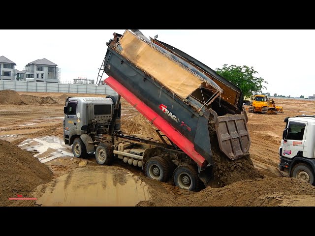 Dumper Truck Operating Concurrent Soils Work With Wheel Loader Pushing