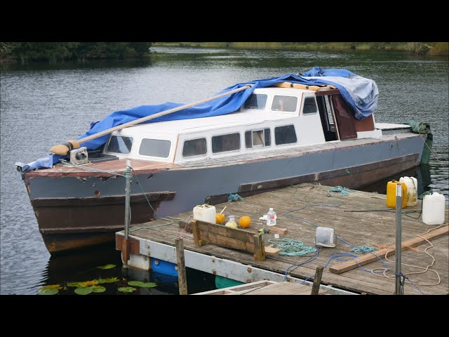1940 Wooden Boat Liveaboard Journey | Priming The Mahogany Hull | Episode 28⚓