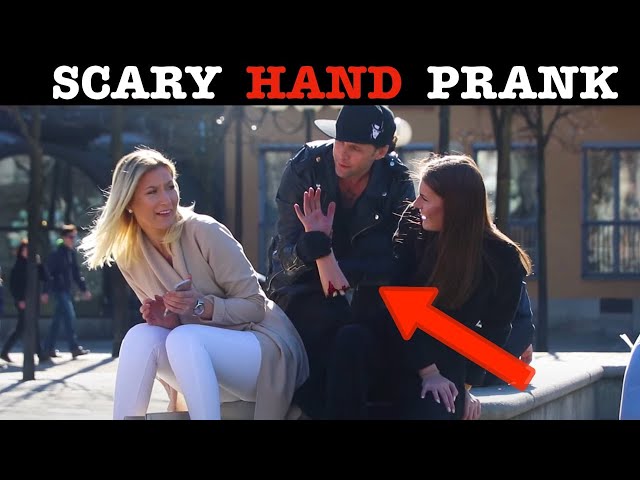 SCAARY HAND  PRANK🖐🏻-Julien Magic