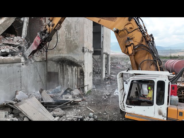 Liebherr 954 Excavator With Hydraulic Hammer - Sotiriadis/Labrianidis Building Demolition Works - 4K