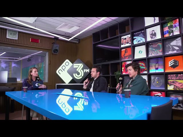arctic monkeys 3FM interview but its alex turner waffling about „the car“