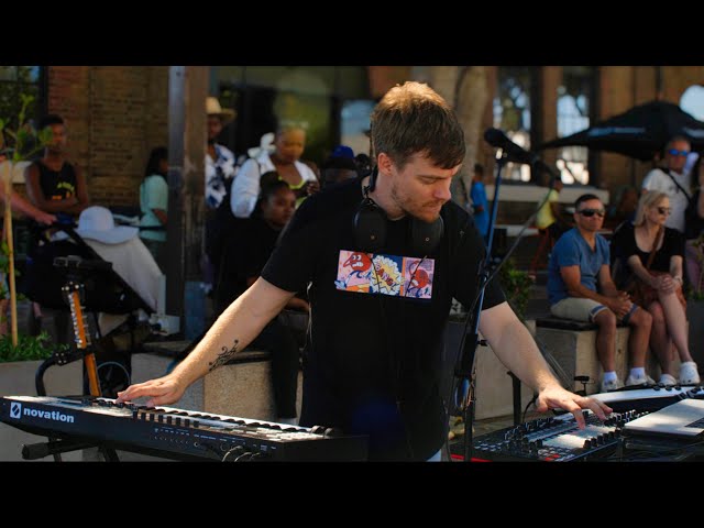 🔥 Melodic House LIVE LOOPING Street Performance (AirDidge)