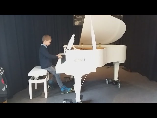 "Fiesta" gespielt von Emil auf dem Klavier