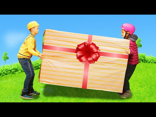The Kids receive gifts and play the little explorers 🎁🕵 Compilation