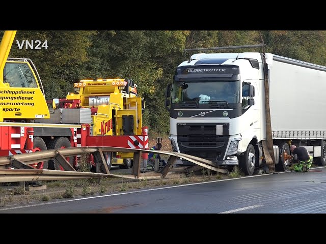 03.10.2020 - VN24 - Truck rolls down crash barrier - complex recovery on A46 near Iserlohn