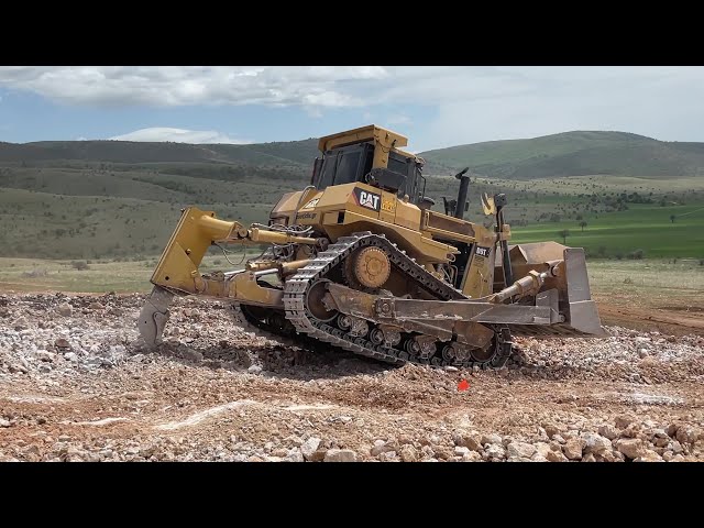 Caterpillar D9T Bulldozer Ripping And Pushing - Diastasi Ateve