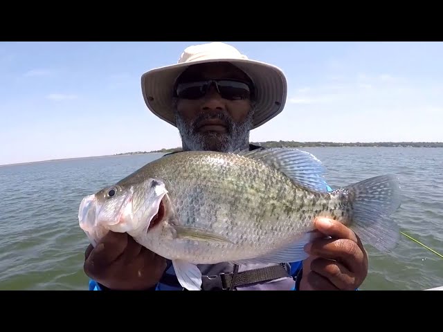 How To Recognize Brushpiles And Catch Monster Crappie *Crappie Fishing Tutorial*