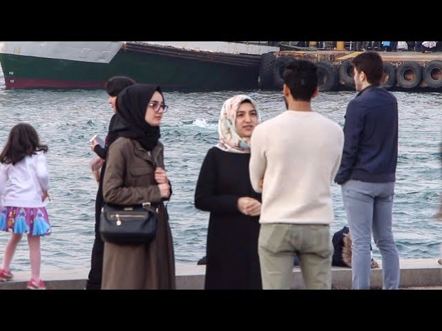 أجنبي في تركيا يريد الدخول في الإسلام / شاهد ماذا قال له الأتراك