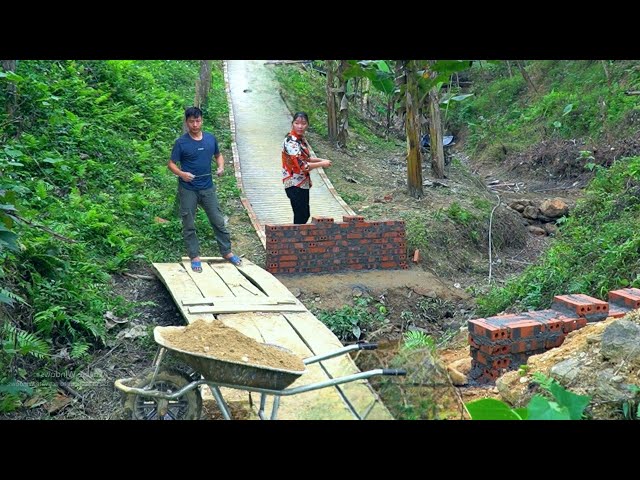 TIMELAPSE 30 Day : Construction of a solid bridge begins before the rainy season