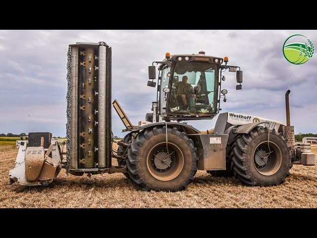 Incredible engine sound! CLAAS XERION 5000 tractors mulch field
