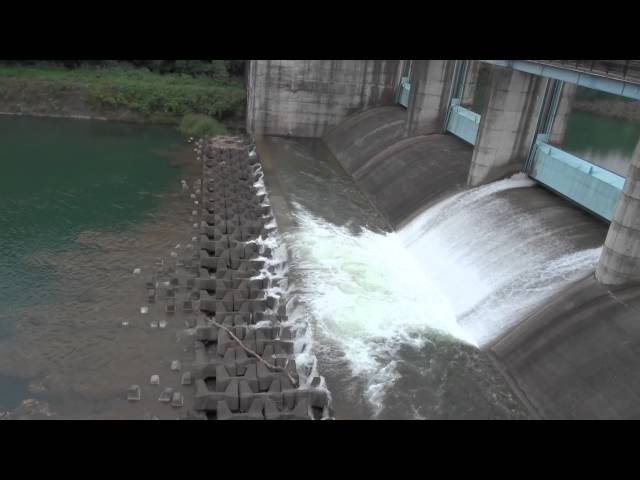 神水ダムの放流開始(2014/09/24)