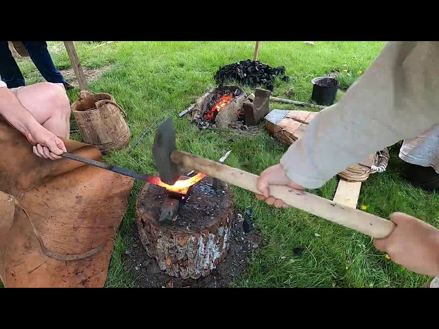 Forging Viking Age blacksmithing tongs from Truso