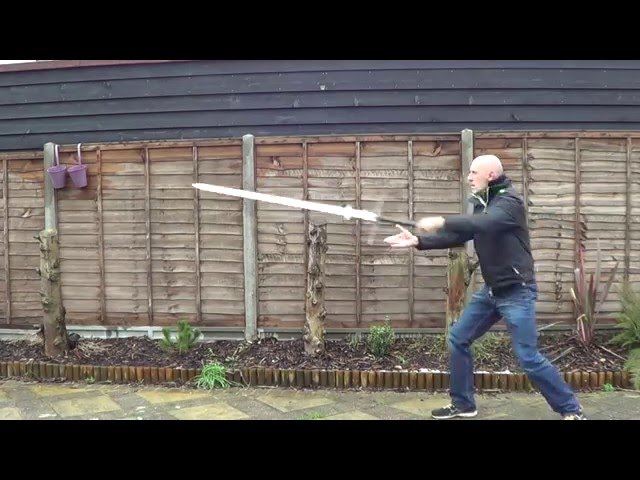 Can the two-handed greatsword (spadone/montante/zweihander) be used one handed?