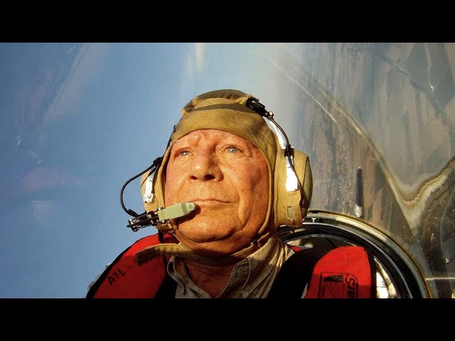 85 letni pilot akrobacyjny